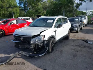 2022 Volkswagen Taos SE z VIN 3VVTX7B2XNM025588, wystawiony jako IAAI lot #39670650 z przebiegiem 45 817 mil mil oraz . Historia ofert i sprzedaży dostępna na DreamBid. Obrazek 2.