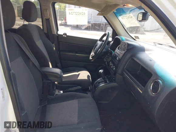 2014 Jeep Patriot Latitude z VIN 1C4NJRFB4ED664561, wystawiony jako IAAI lot #42422724 z przebiegiem 130 506 mil mil oraz . Historia ofert i sprzedaży dostępna na DreamBid. Obrazek 5.