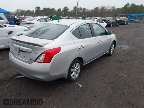 2013 Nissan Versa S Plus z VIN 3N1CN7AP9DL838834, wystawiony jako IAAI lot #41959162 z przebiegiem 94 906 mil mil oraz . Historia ofert i sprzedaży dostępna na DreamBid. Obrazek 4.