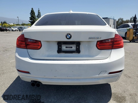 2013 BMW 3 Series 328i z VIN WBA3C1C56DF436269, wystawiony jako Copart lot #57311725 z przebiegiem 139 482 mil mil oraz Szkody całkowita. Historia ofert i sprzedaży dostępna na DreamBid. Obrazek 6.