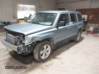 2013 Jeep Patriot Latitude z VIN 1C4NJRFB2DD140601, wystawiony jako IAAI lot #41938101 z przebiegiem 143 160 mil mil oraz . Historia ofert i sprzedaży dostępna na DreamBid. Obrazek 2.