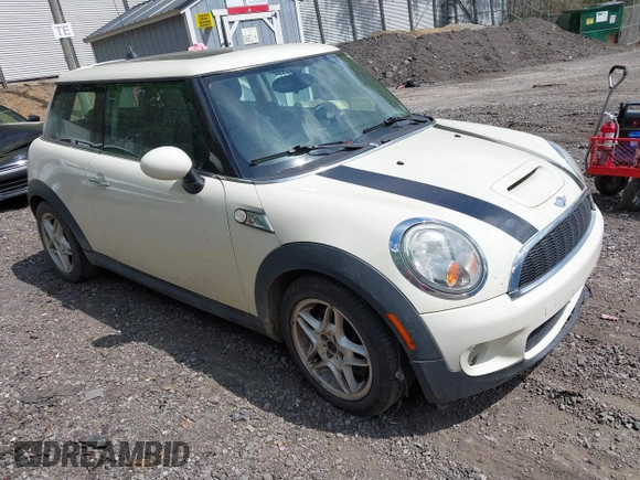 2008 MINI Hardtop S z VIN WMWMF73528TV39498, wystawiony jako IAAI lot #42308127 z przebiegiem 140 500 mil mil oraz . Historia ofert i sprzedaży dostępna na DreamBid. Obrazek 1.