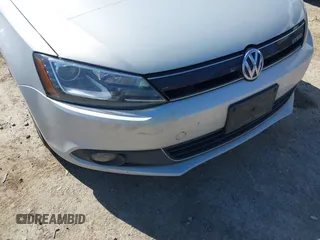 2013 Volkswagen Jetta Hybrid SE z VIN 3VW637AJ1DM303788, wystawiony jako IAAI lot #42205720 z przebiegiem 242 957 mil mil oraz . Historia ofert i sprzedaży dostępna na DreamBid. Obrazek 6.