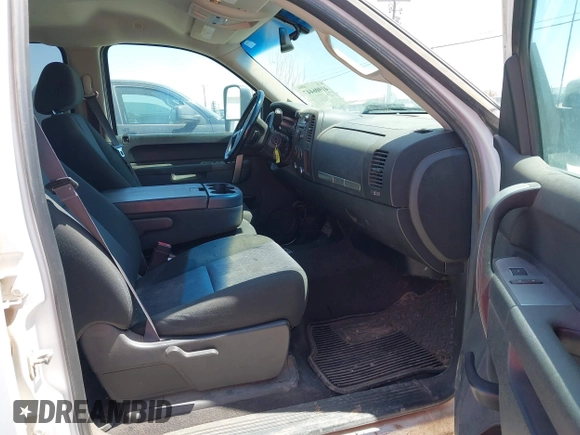 2014 Chevrolet Silverado 2500HD LT with VIN 1GC1CXCG5EF186765, listed as a IAAI auction lot 41906447 with 223,521 mi miles. Bid and sale history available at carsss.com. Image 5.