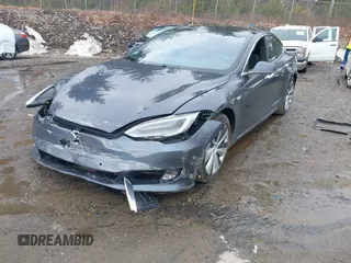 2020 Tesla Model S Long Range z VIN 5YJSA1E26LF413519, wystawiony jako IAAI lot #41742512 z przebiegiem 40 765 mil mil oraz . Historia ofert i sprzedaży dostępna na DreamBid. Obrazek 6.