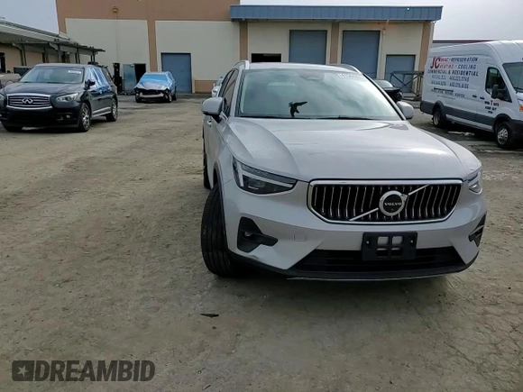 2023 Volvo XC40 Ultimate Bright Theme с VIN YV4L12UA5P2939455, выставлен на аукционе Copart как лот 41344855 с пробегом 18 949 миль миль и Списание • Salvage title. История ставок и продаж доступна на DreamBid. Изображение 10.