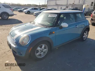 2008 MINI Hardtop z VIN WMWMF335X8TT62496, wystawiony jako Copart lot #52482015 z przebiegiem 188 965 mil mil oraz Szkody całkowita. Historia ofert i sprzedaży dostępna na DreamBid. Obrazek 1.