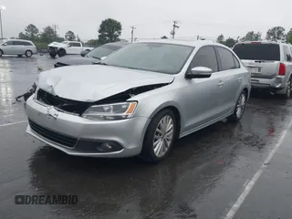2011 Volkswagen Jetta SEL z VIN 3VWLX7AJ3BM351393, wystawiony jako IAAI lot #42241299 z przebiegiem 130 903 mil mil oraz . Historia ofert i sprzedaży dostępna na DreamBid. Obrazek 2.