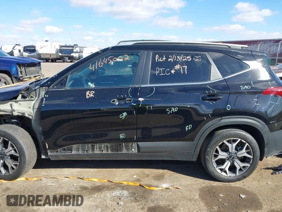 2021 Kia Seltos EX z VIN KNDERCAA6M7110505, wystawiony jako IAAI lot #41645002 z przebiegiem 45 403 mil mil oraz . Historia ofert i sprzedaży dostępna na DreamBid. Obrazek 15.
