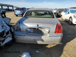 2003 Lincoln Town Car Signature z VIN 1LNHM82W73Y612608, wystawiony jako Copart lot #88304985 z przebiegiem Nie podano mil oraz Nie do naprawy • Non repairable. Historia ofert i sprzedaży dostępna na DreamBid. Obrazek 6.