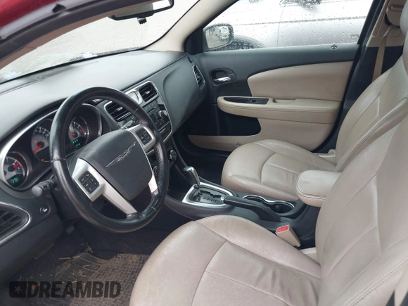 2012 Chrysler 200 Touring z VIN 1C3CCBBB6CN180868, wystawiony jako IAAI lot #42297048 z przebiegiem 110 213 mil mil oraz . Historia ofert i sprzedaży dostępna na DreamBid. Obrazek 12.