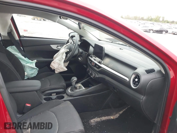 2024 Kia Forte LXS z VIN 3KPF24ADXRE830874, wystawiony jako IAAI lot #41910555 z przebiegiem 8 708 mil mil oraz . Historia ofert i sprzedaży dostępna na DreamBid. Obrazek 5.