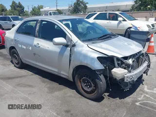 2009 Toyota Yaris z VIN JTDBT903591344784, wystawiony jako IAAI lot #42402332 z przebiegiem 173 865 mil mil oraz . Historia ofert i sprzedaży dostępna na DreamBid. Obrazek 1.