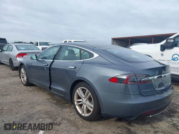 2013 Tesla Model S с VIN 5YJSA1CN4DFP26552, выставлен на аукционе IAAI как лот 42370183 с пробегом Не указан миль и . История ставок и продаж доступна на DreamBid. Изображение 3.