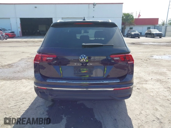 2024 Volkswagen Tiguan Wolfsburg Edition z VIN 3VV6B7AX1RM215178, wystawiony jako IAAI lot #42080886 z przebiegiem 6 914 mil mil oraz . Historia ofert i sprzedaży dostępna na DreamBid. Obrazek 16.