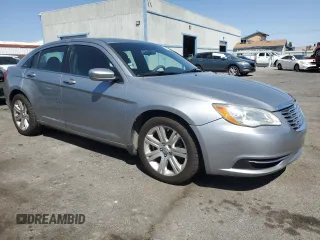 2013 Chrysler 200 LX with VIN 1C3CCBAB8DN698435, listed as a Copart auction lot 52614135 with 122,313 mi miles and Clean Title. Bid and sale history available at carsss.com. Image 4.