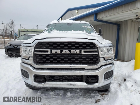 2022 Ram 2500 Big Horn z VIN 3C6UR5JL4NG239154, wystawiony jako Copart lot #88372095 z przebiegiem 107 279 mil mil oraz Szkoda całkowita • Salvage title. Historia ofert i sprzedaży dostępna na DreamBid. Obrazek 5.
