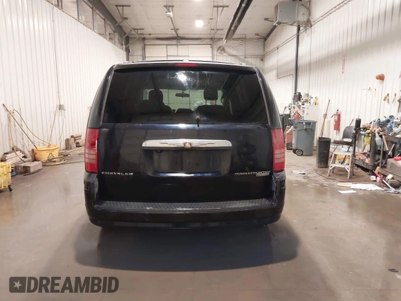 2010 Chrysler Town & Country Touring z VIN 2A4RR5D1XAR148753, wystawiony jako IAAI lot #41830153 z przebiegiem 158 867 mil mil oraz . Historia ofert i sprzedaży dostępna na DreamBid. Obrazek 17.