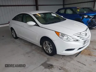 2013 Hyundai Sonata GLS z VIN 5NPEB4AC3DH702578, wystawiony jako IAAI lot #42240423 z przebiegiem 83 385 mil mil oraz . Historia ofert i sprzedaży dostępna na DreamBid. Obrazek 1.