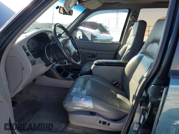 1997 Ford Explorer XLT z VIN 1FMDU35P8VUB84273, wystawiony jako Copart lot #45449285 z przebiegiem 139 631 mil mil oraz Szkoda całkowita • Salvage title. Historia ofert i sprzedaży dostępna na DreamBid. Obrazek 7.