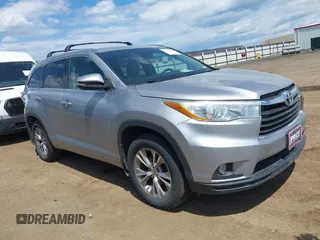 2015 Toyota Highlander XLE z VIN 5TDJKRFH9FS099780, wystawiony jako IAAI lot #42407689 z przebiegiem 159 406 mil mil oraz . Historia ofert i sprzedaży dostępna na DreamBid. Obrazek 1.