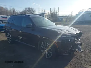 2023 BMW X7 M60i z VIN 5UX33EM03P9R02884, wystawiony jako IAAI lot #41879035 z przebiegiem 45 466 mil mil oraz . Historia ofert i sprzedaży dostępna na DreamBid. Obrazek 1.
