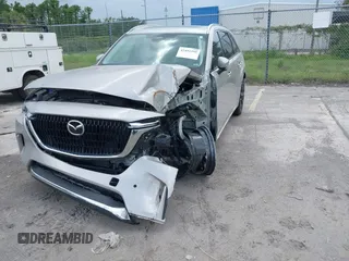 2024 Mazda CX-90 S z VIN JM3KK1HC0R1135680, wystawiony jako IAAI lot #42492399 z przebiegiem 38 940 mil mil oraz . Historia ofert i sprzedaży dostępna na DreamBid. Obrazek 2.