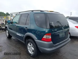 1998 Mercedes-Benz M 320/430/500 z VIN 4JGAB54E5WA006036, wystawiony jako IAAI lot #42230324 z przebiegiem 301 386 mil mil oraz . Historia ofert i sprzedaży dostępna na DreamBid. Obrazek 3.
