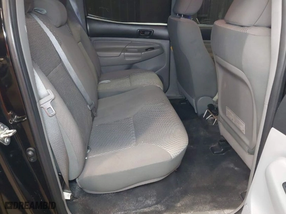 2015 Toyota Tacoma with VIN 3TMLU4ENXFM184303, listed as a IAAI auction lot 38677049 with 85,889 mi miles. Bid and sale history available at carsss.com. Image 8.