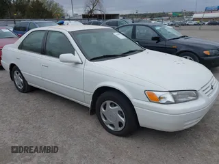 1998 Toyota Camry LE z VIN JT2BF22K3W0112312, wystawiony jako IAAI lot #41839972 z przebiegiem 84 662 mil mil oraz . Historia ofert i sprzedaży dostępna na DreamBid. Obrazek 1.