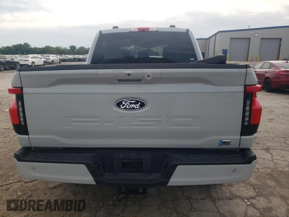 2024 Ford F-150 Lightning Flash с VIN 1FT6W3L78RWG28675, выставлен на аукционе Copart как лот 54061285 с пробегом 11 867 миль миль и Списание • Salvage title. История ставок и продаж доступна на DreamBid. Изображение 6.