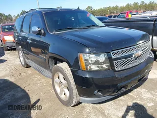 2008 Chevrolet Tahoe LTZ z VIN 1GNFK13028J184036, wystawiony jako IAAI lot #41444096 z przebiegiem 242 327 mil mil oraz . Historia ofert i sprzedaży dostępna na DreamBid. Obrazek 1.