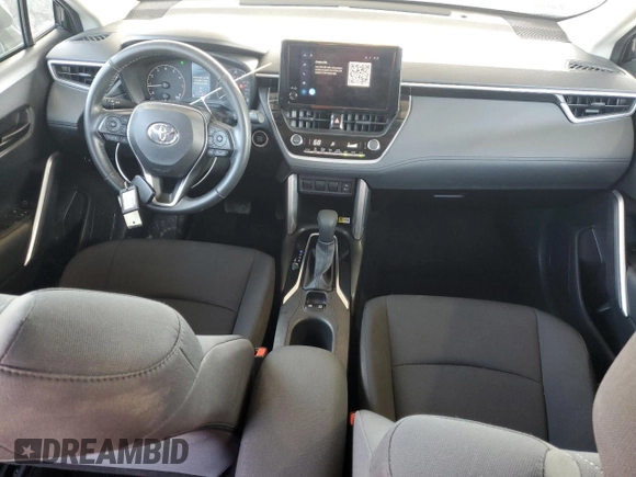 2023 Toyota Corolla Cross LE z VIN 7MUCAABG8PV066027, wystawiony jako Copart lot #57873425 z przebiegiem 21 843 mil mil oraz Czysty tytuł • Clean title. Historia ofert i sprzedaży dostępna na DreamBid. Obrazek 8.