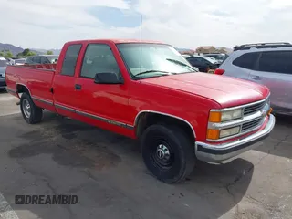 1997 Chevrolet Silverado 2500 z VIN 1GCGC29J8VE165494, wystawiony jako IAAI lot #42349016 z przebiegiem 92 705 mil mil oraz . Historia ofert i sprzedaży dostępna na DreamBid. Obrazek 1.