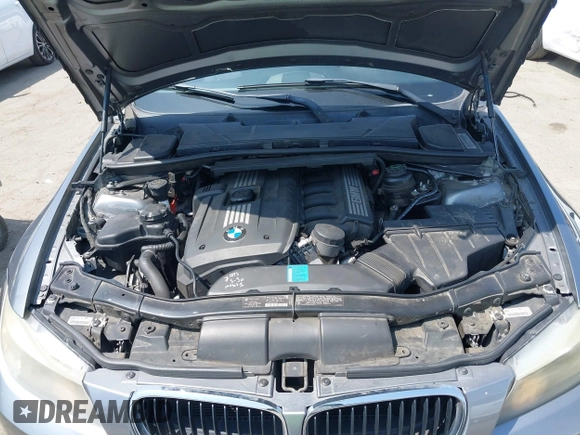 2011 BMW 3 Series 328i z VIN WBAPH5G58BNM81012, wystawiony jako IAAI lot #42429979 z przebiegiem 107 779 mil mil oraz . Historia ofert i sprzedaży dostępna na DreamBid. Obrazek 10.