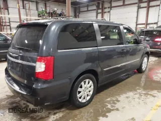 2014 Chrysler Town & Country Touring z VIN 2C4RC1BG4ER158210, wystawiony jako IAAI lot #41669000 z przebiegiem 221 734 mil mil oraz . Historia ofert i sprzedaży dostępna na DreamBid. Obrazek 4.