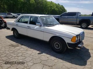 1983 Mercedes-Benz 300 D z VIN WDBAB33AXDB031298, wystawiony jako Copart lot #53799325 z przebiegiem 315 445 mil mil oraz Szkoda całkowita • Salvage title. Historia ofert i sprzedaży dostępna na DreamBid. Obrazek 4.