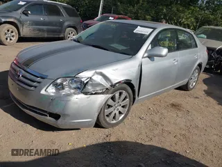 2005 Toyota Avalon XL z VIN 4T1BK36B95U050498, wystawiony jako IAAI lot #42220560 z przebiegiem 140 222 mil mil oraz . Historia ofert i sprzedaży dostępna na DreamBid. Obrazek 17.