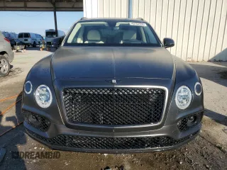2017 Bentley Bentayga W12 z VIN SJAAC2ZVXHC016000, wystawiony jako Copart lot #43702555 z przebiegiem 46 172 mil mil oraz Szkody całkowita. Historia ofert i sprzedaży dostępna na DreamBid. Obrazek 5.