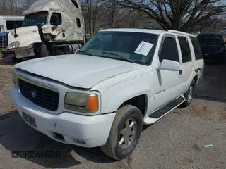 1999 Cadillac Escalade z VIN 1GYEK13R9XR400123, wystawiony jako IAAI lot #41837946 z przebiegiem 207 213 mil mil oraz . Historia ofert i sprzedaży dostępna na DreamBid. Obrazek 2.