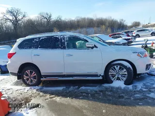 2017 Nissan Pathfinder SV z VIN 5N1DR2MM9HC673360, wystawiony jako IAAI lot #41834138 z przebiegiem 133 635 mil mil oraz . Historia ofert i sprzedaży dostępna na DreamBid. Obrazek 13.