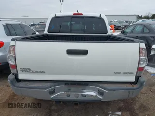 2015 Toyota Tacoma z VIN 5TFLU4EN5FX118378, wystawiony jako IAAI lot #41609943 z przebiegiem 121 640 mil mil oraz . Historia ofert i sprzedaży dostępna na DreamBid. Obrazek 16.