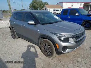 2021 Kia Seltos LX z VIN KNDEPCAAXM7136028, wystawiony jako IAAI lot #42070236 z przebiegiem 87 681 mil mil oraz . Historia ofert i sprzedaży dostępna na DreamBid. Obrazek 1.