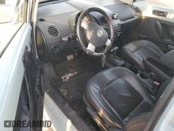 2010 Volkswagen Beetle z VIN 3VWRG3AG6AM026730, wystawiony jako Copart lot #84917584 z przebiegiem Nie podano mil oraz Szkoda całkowita • Salvage title. Historia ofert i sprzedaży dostępna na DreamBid. Obrazek 8.