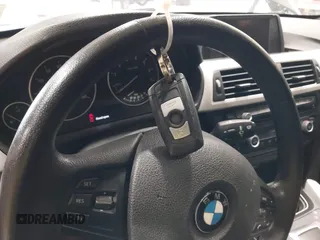 2013 BMW 3 Series 328i xDrive с VIN WBA3B5G50DNP40353, выставлен на аукционе IAAI как лот 42425411 с пробегом 112 879 миль миль и . История ставок и продаж доступна на DreamBid. Изображение 11.