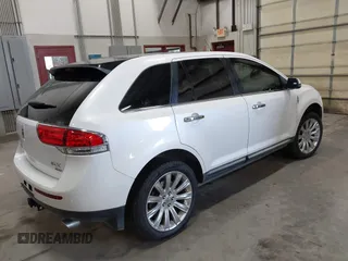 2013 Lincoln MKX z VIN 2LMDJ8JKXDBL29516, wystawiony jako IAAI lot #42108308 z przebiegiem 102 900 mil mil oraz . Historia ofert i sprzedaży dostępna na DreamBid. Obrazek 4.