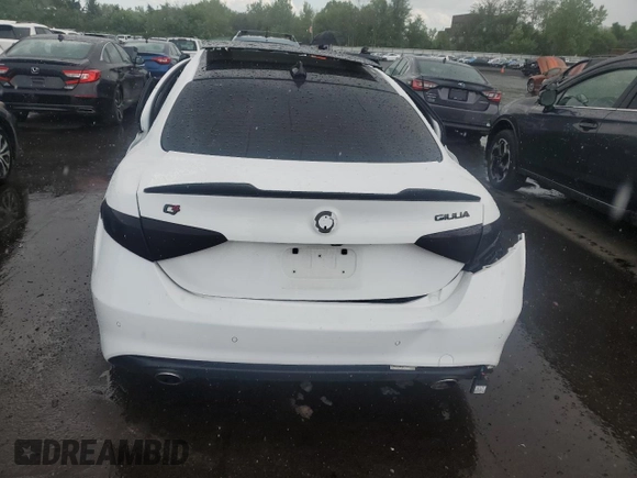 2021 Alfa Romeo Giulia Ti z VIN ZARFANBN1M7648754, wystawiony jako Copart lot #55331525 z przebiegiem Nie podano mil oraz Szkoda całkowita • Salvage title. Historia ofert i sprzedaży dostępna na DreamBid. Obrazek 6.