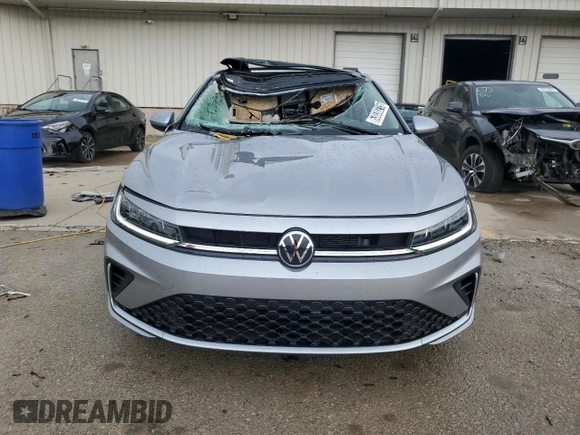 2025 Volkswagen Jetta SE z VIN 3VW7X7BUXSM029750, wystawiony jako Copart lot #63030215 z przebiegiem 16 812 mil mil oraz Czysty tytuł • Clean title. Historia ofert i sprzedaży dostępna na DreamBid. Obrazek 5.