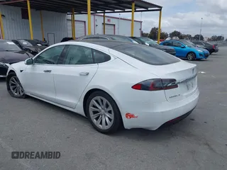 2018 Tesla Model S 75D z VIN 5YJSA1E28JF247985, wystawiony jako IAAI lot #42116586 z przebiegiem 102 062 mil mil oraz . Historia ofert i sprzedaży dostępna na DreamBid. Obrazek 3.