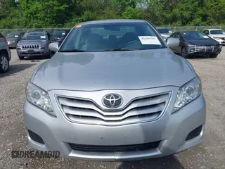 2011 Toyota Camry LE z VIN 4T1BF3EKXBU607307, wystawiony jako IAAI lot #42269501 z przebiegiem 153 051 mil mil oraz . Historia ofert i sprzedaży dostępna na DreamBid. Obrazek 11.